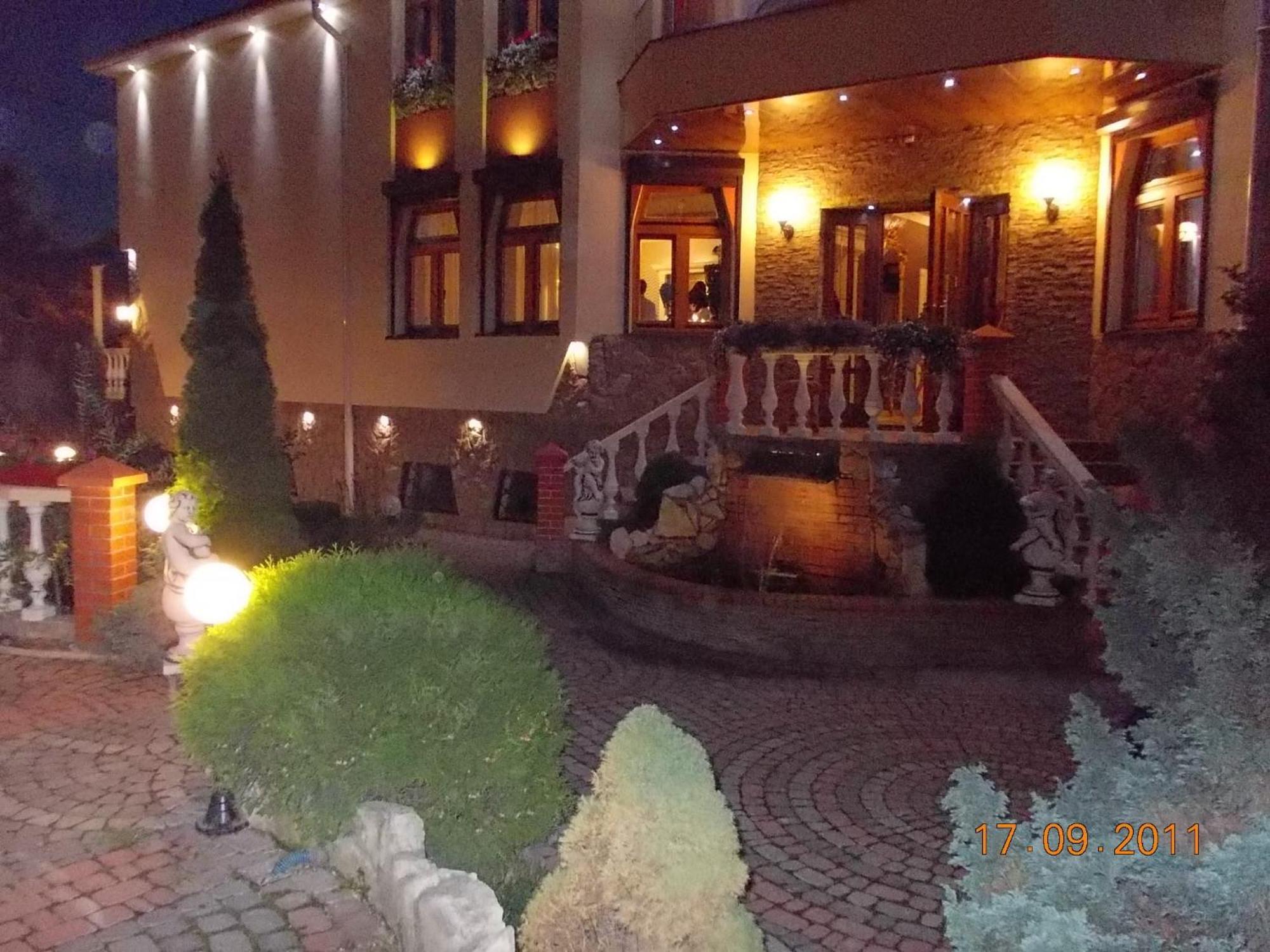 Hotel Rayske Yabloko Lwów Zewnętrze zdjęcie