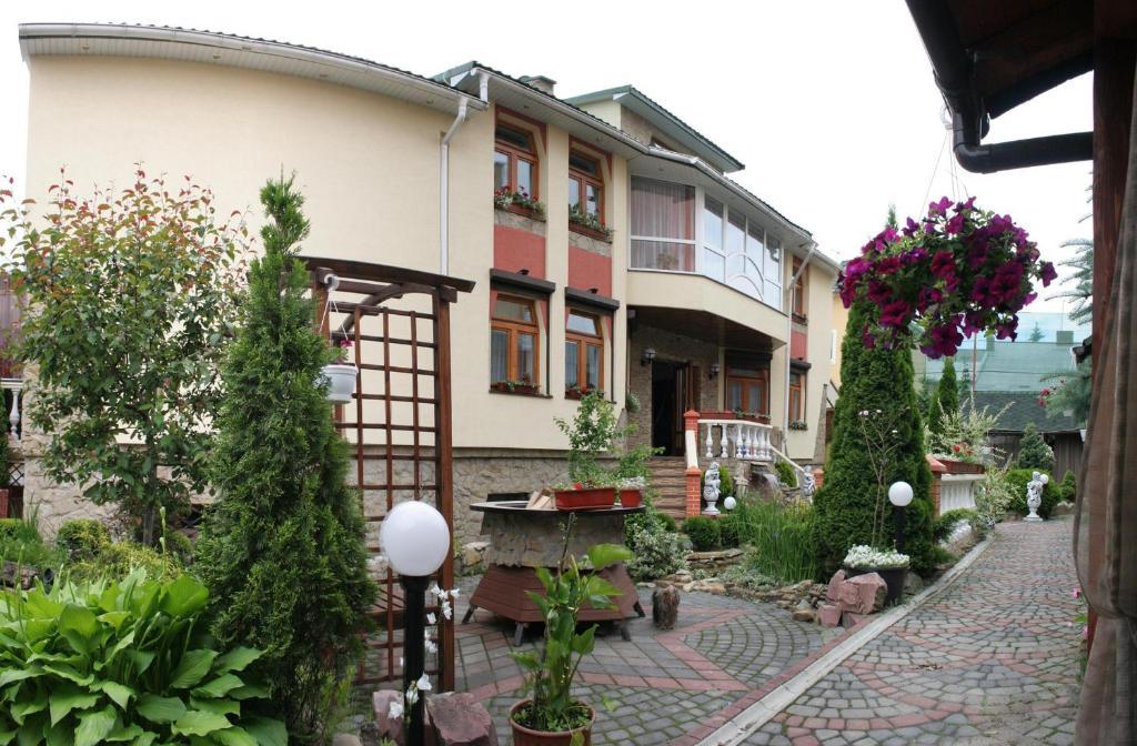 Hotel Rayske Yabloko Lwów Zewnętrze zdjęcie